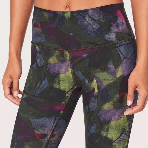 lululemon athletica Pants - Lululemon Wunder Under Hi-Rise Tight (Full-On Luxtreme 28")
Aura DarkChromeMulti